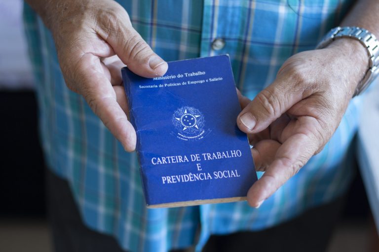 como-tirar-carteira-de-trabalho-scaled.jpg