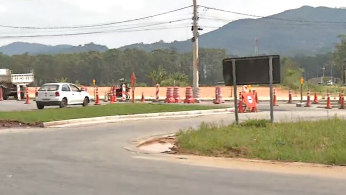 Trânsito da rotatória da Avenida Francisco Rodrigues Filho tem alterações