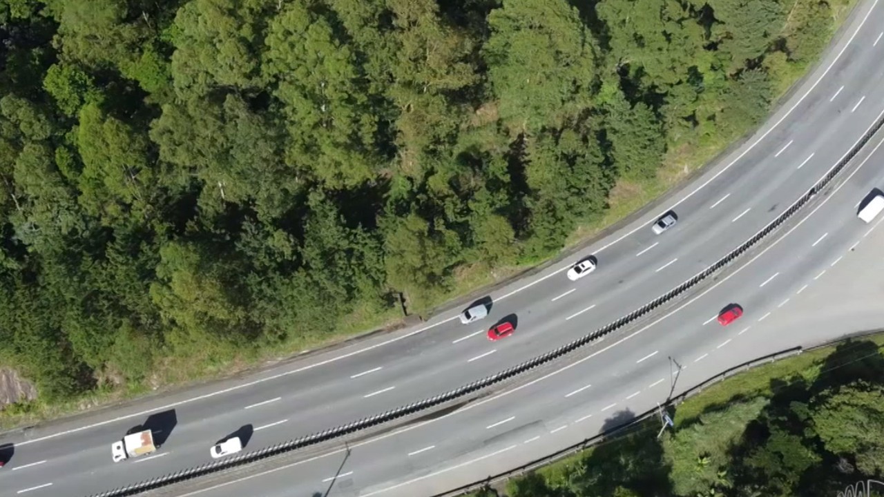 Motorista perde o controle da direção e bate em canteiro central do Rodoanel
