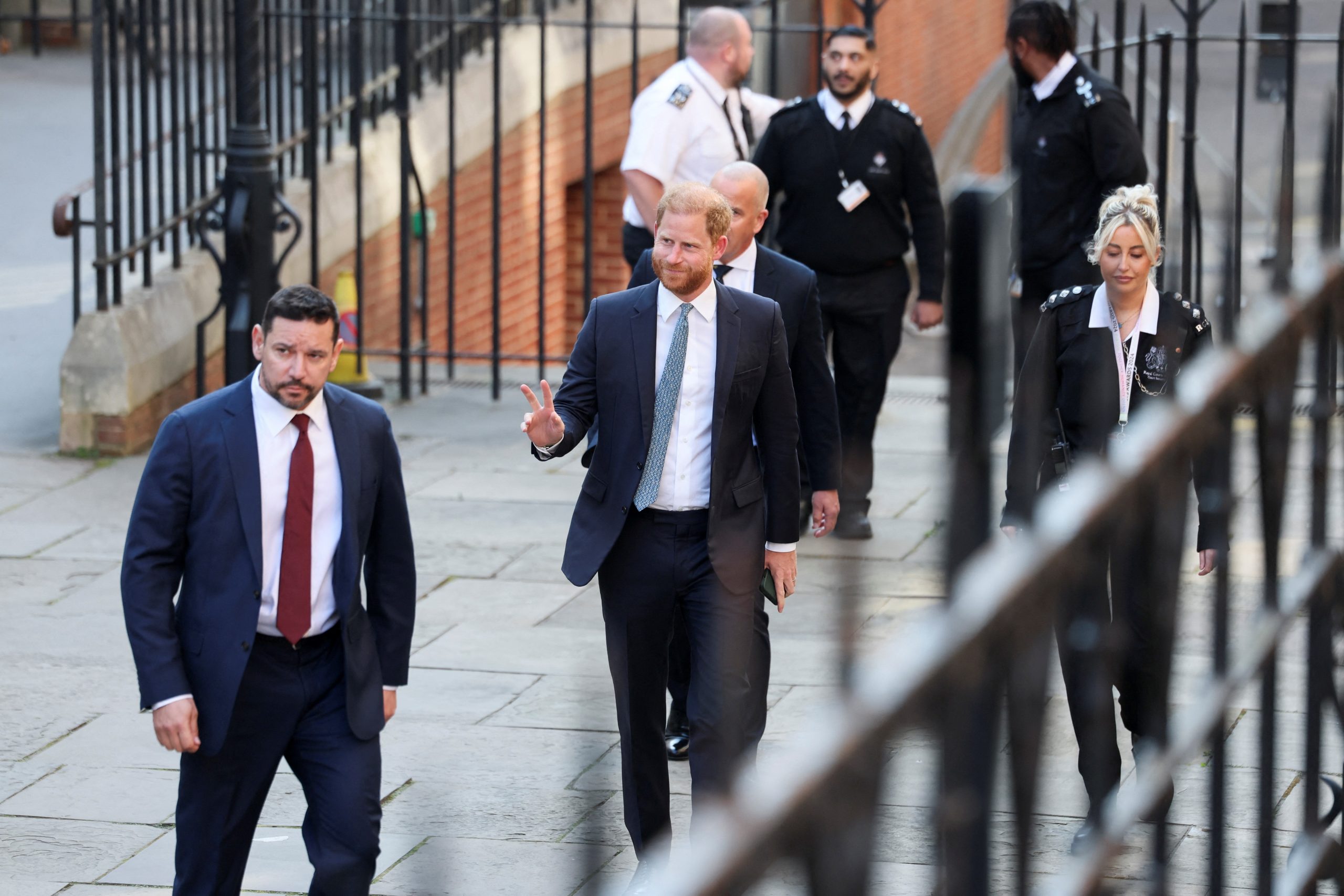 Advogados pedem proteção policial para príncipe Harry após perseguição de paparazzis e suposta ameaça da Al Qaeda: 'A dimensão humana deste caso não deve ser esquecida'