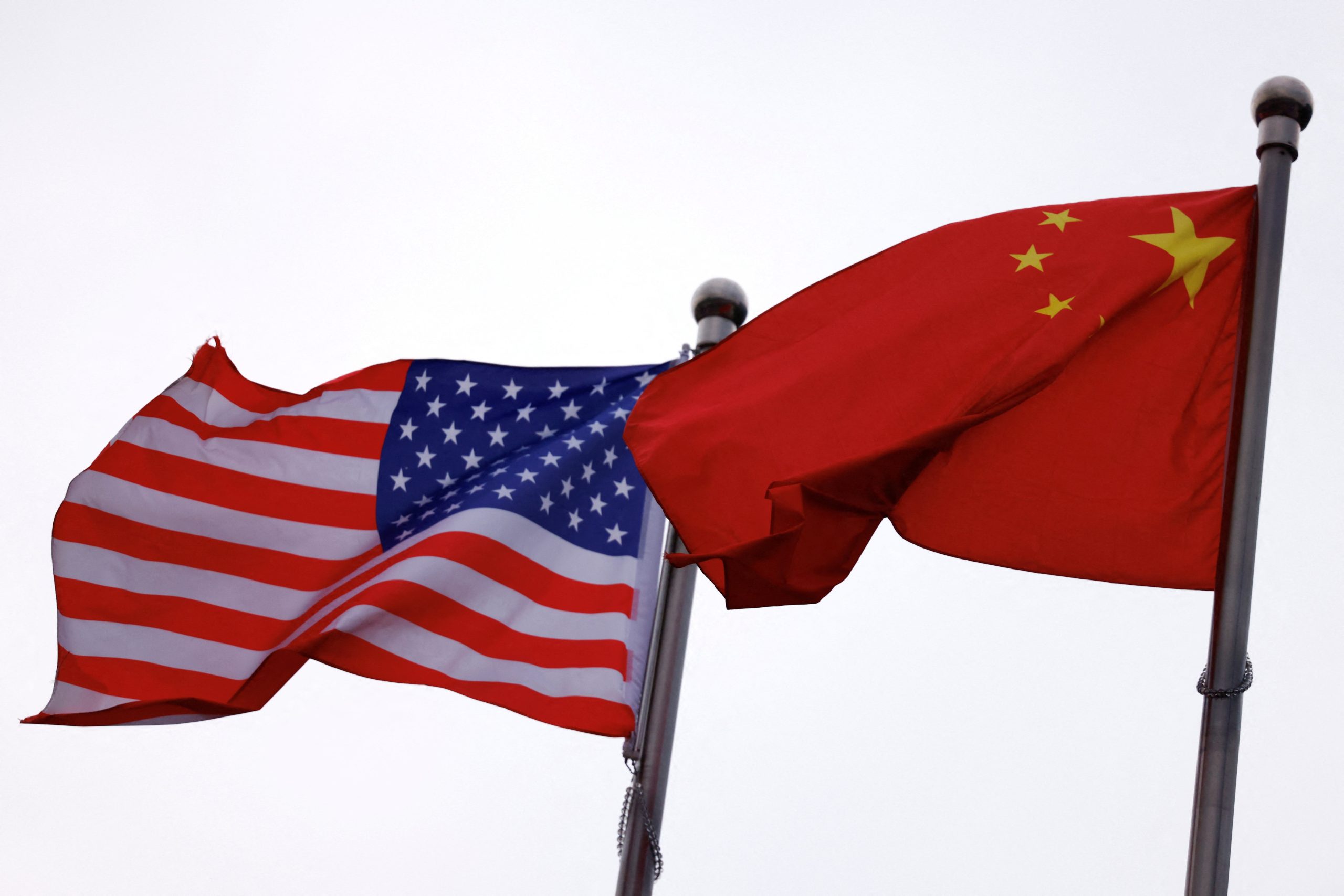 Guerra tarifária: China diz que vai aumentar taxas de produtos dos EUA para 125% | Economia