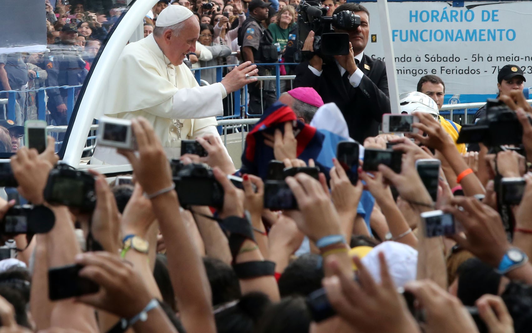 Brasileira relembra declaração de papa Francisco sobre sexualidade e emoção ao sentir acolhimento: 'Chorei'
