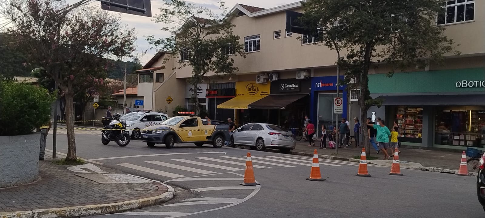 VÍDEO: carro passa por cima e mata idosa que atravessava rua na faixa de pedestre na Grande SP