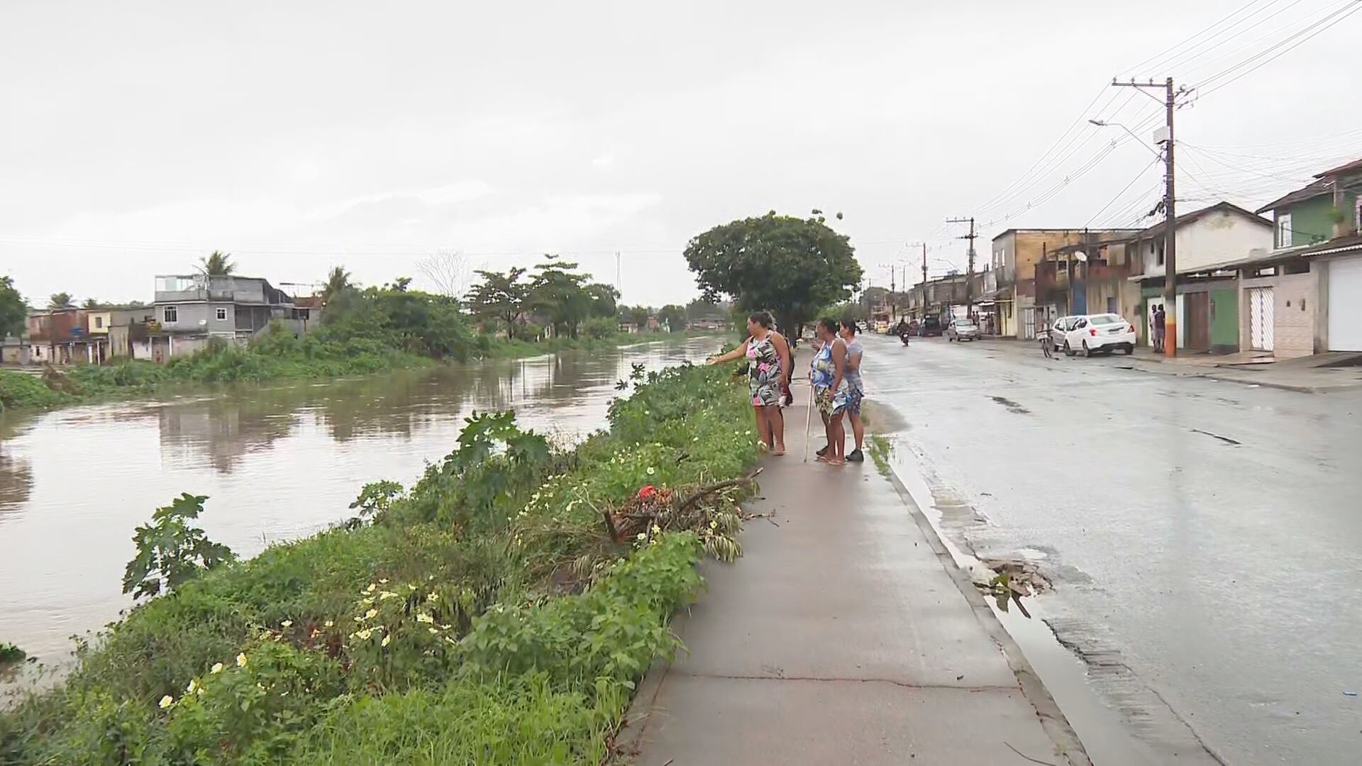 Bombeiros procuram mulher que desapareceu após chuva em Belford Roxo, na Baixada Fluminense