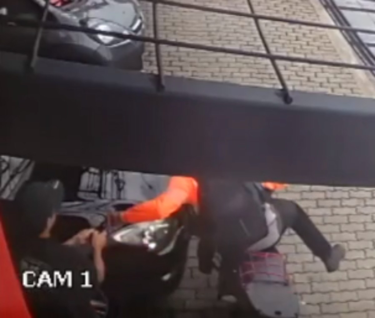 VÍDEO: homem de motocicleta invade calçada, e furta celular de vendedor em porta de loja na Grande SP