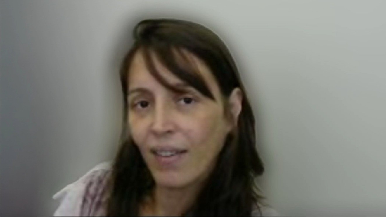 Corpo seminu enrolado no lençol e filho suspeito: o que se sabe sobre a mulher achada morta no porta-malas do próprio carro