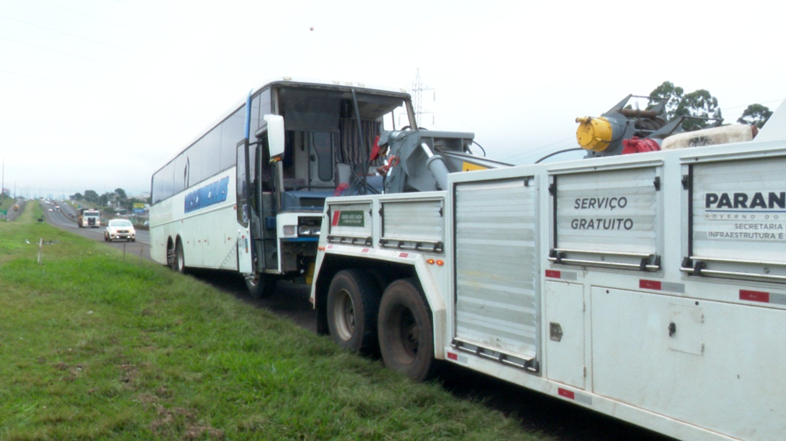 Acidente entre dois carros e ônibus deixa um homem morto na BR-277, em Cascavel