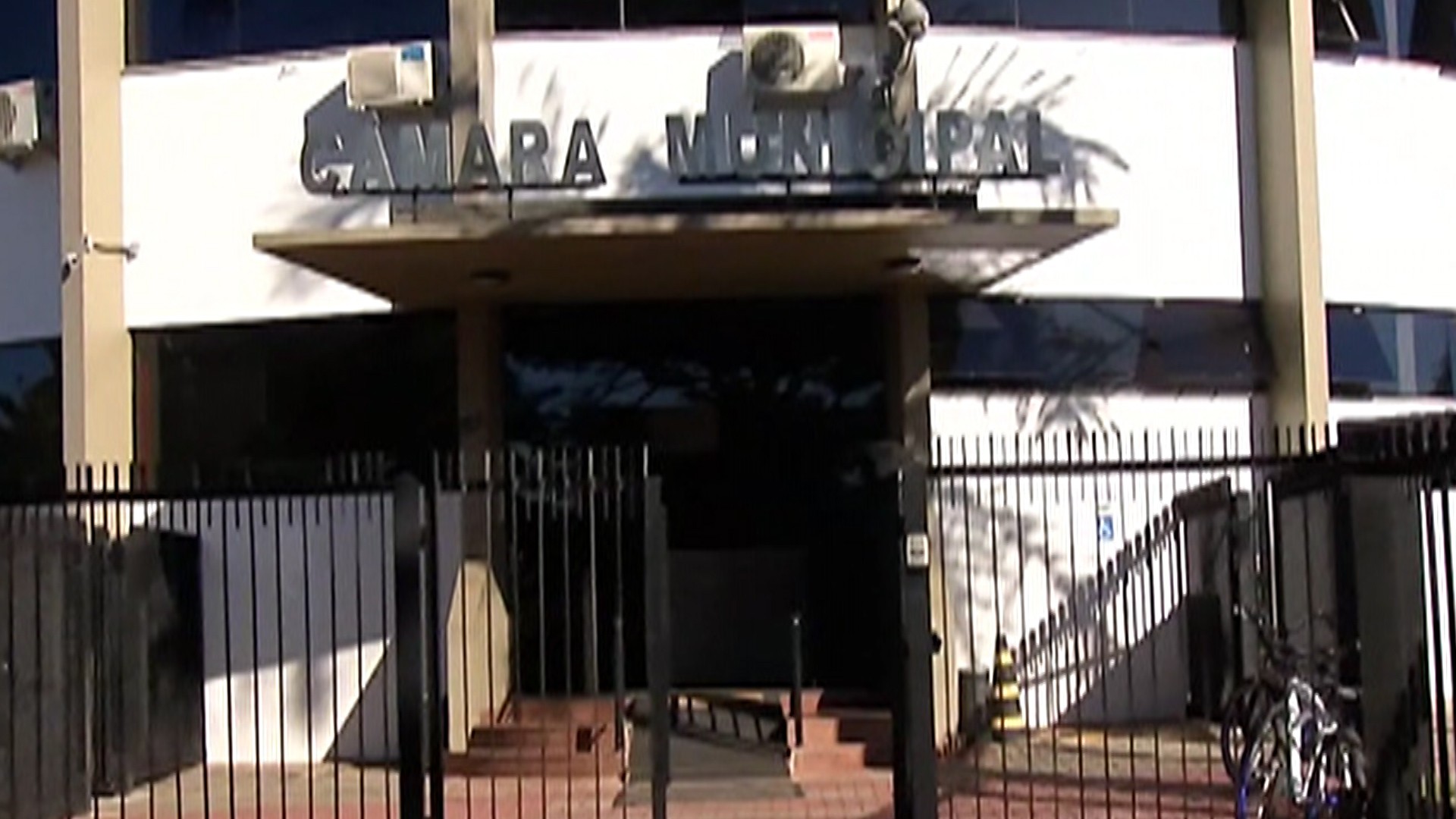 População critica projeto que cria novos cargos e revisão salarial de 48,88% para servidores da Câmara de Arujá | Mogi das Cruzes e Suzano