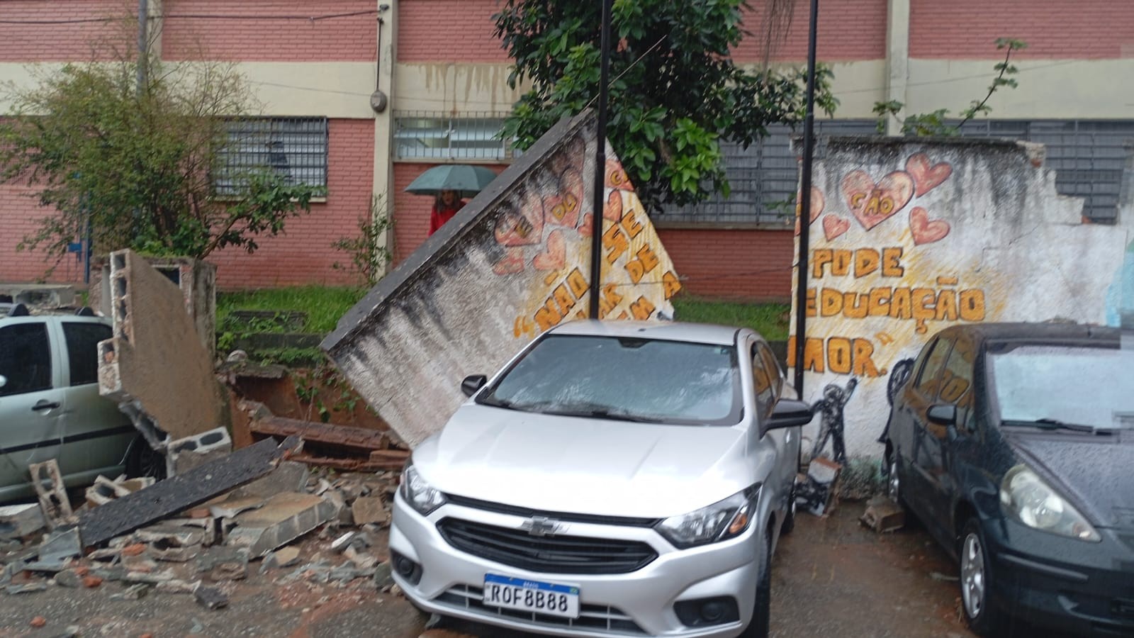 Muro de escola cai durante chuva e atinge carros em Itaquaquecetuba