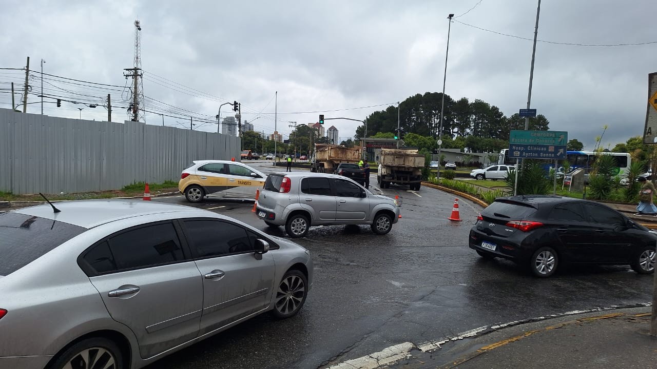 Caminhão quebrado provoca congestionamento em rotatória de Mogi das Cruzes