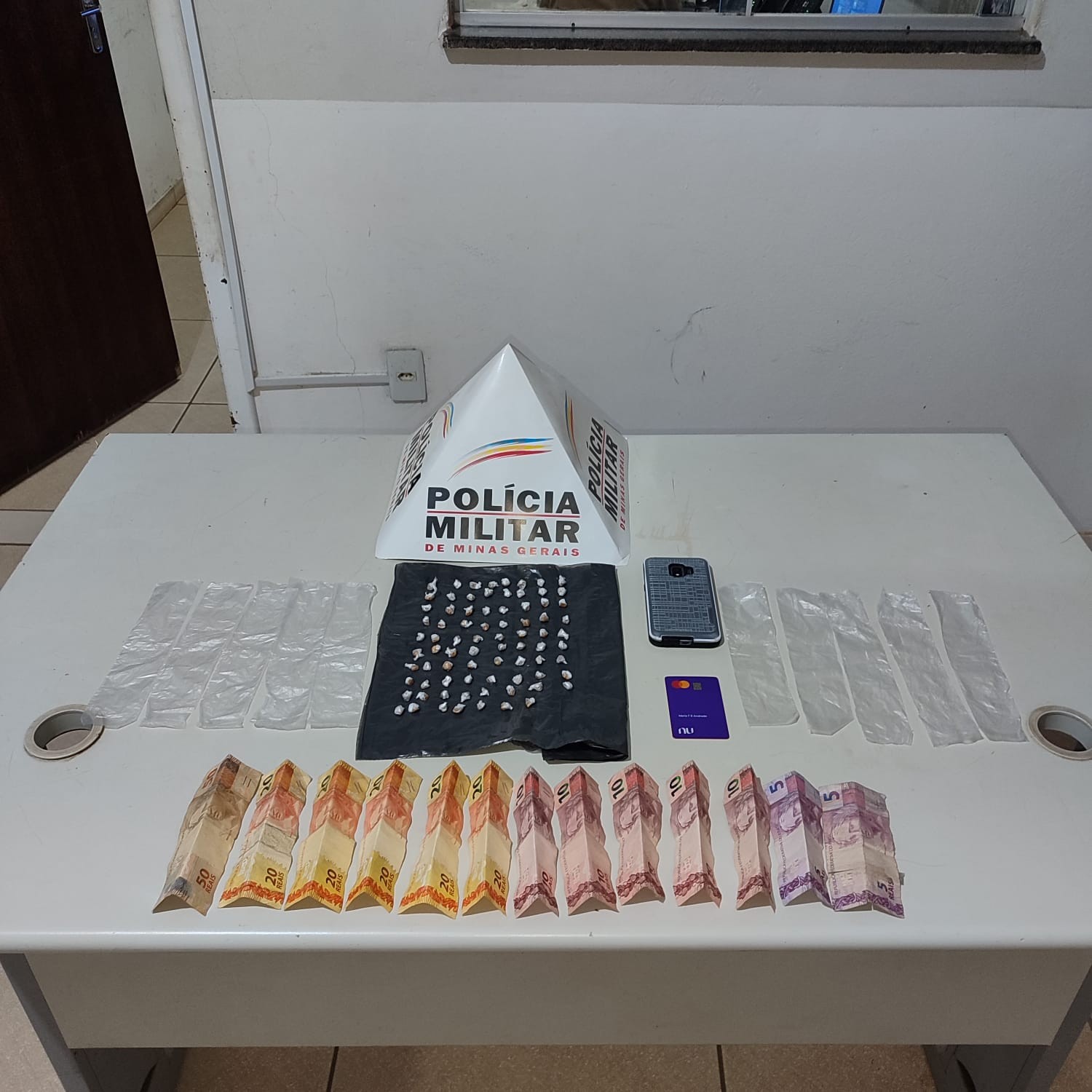 Homem é preso pela 2ª vez em menos de um mês ao ser flagrado escondendo drogas em telhado de garagem | Grande Minas