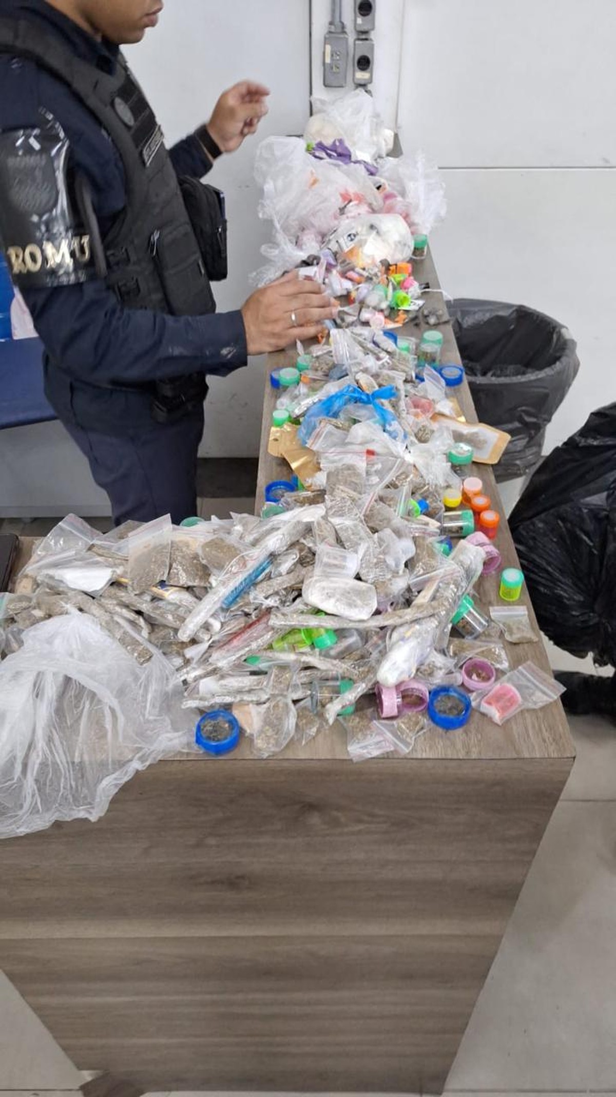 Quase 5 quilos de drogas são apreendidos e dois homens são presos em Mogi das Cruzes
