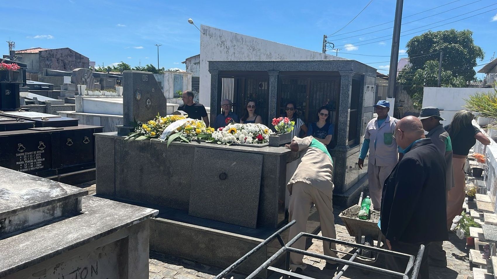 Corpo do jornalista Ivan Valença é sepultado em Aracaju | Sergipe