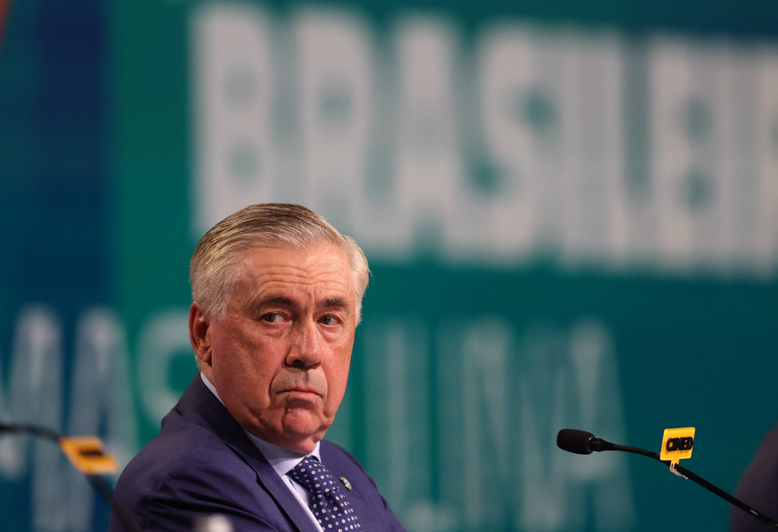 É #FAKE foto de Ancelotti bebendo cerveja e vestindo camisa do Flamengo | Fato ou Fake