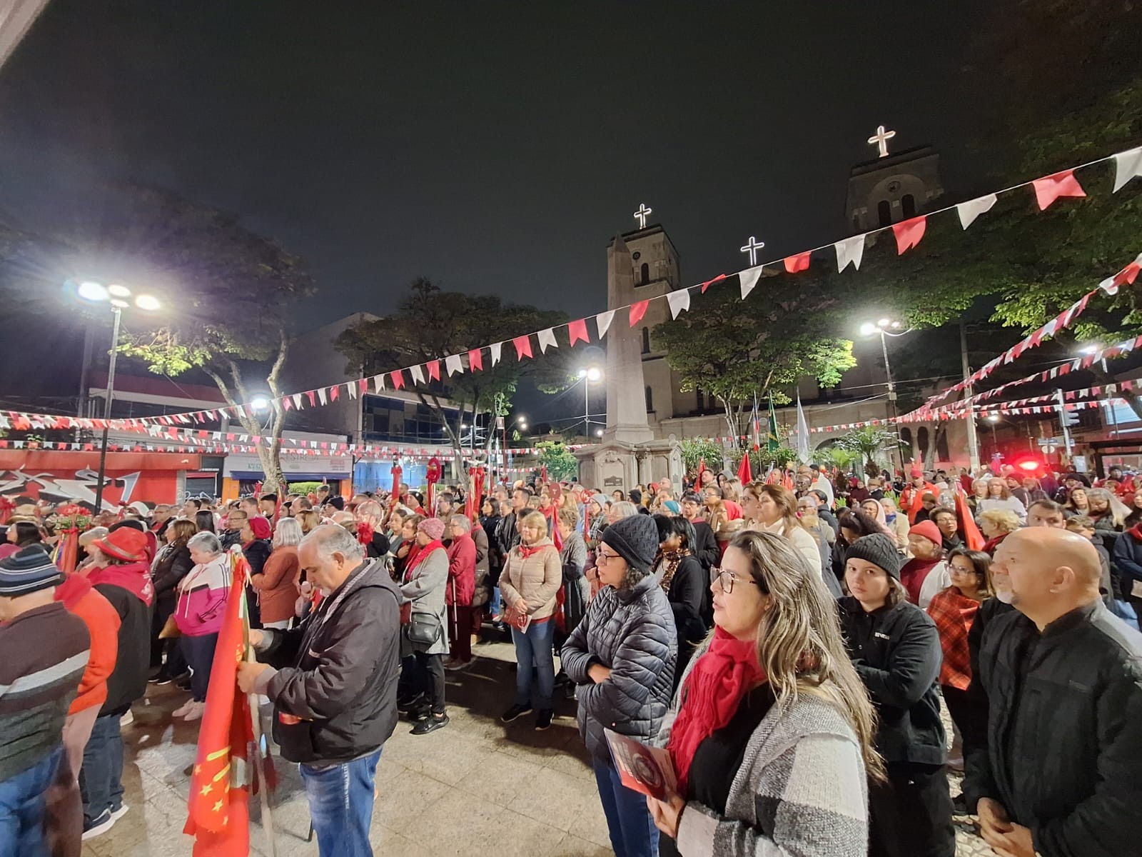Primeiro dia da alvorada do Divino em Mogi das Cruzes é marcado por devoção e abraços de reencontro dos devotos | Festa do Divino
