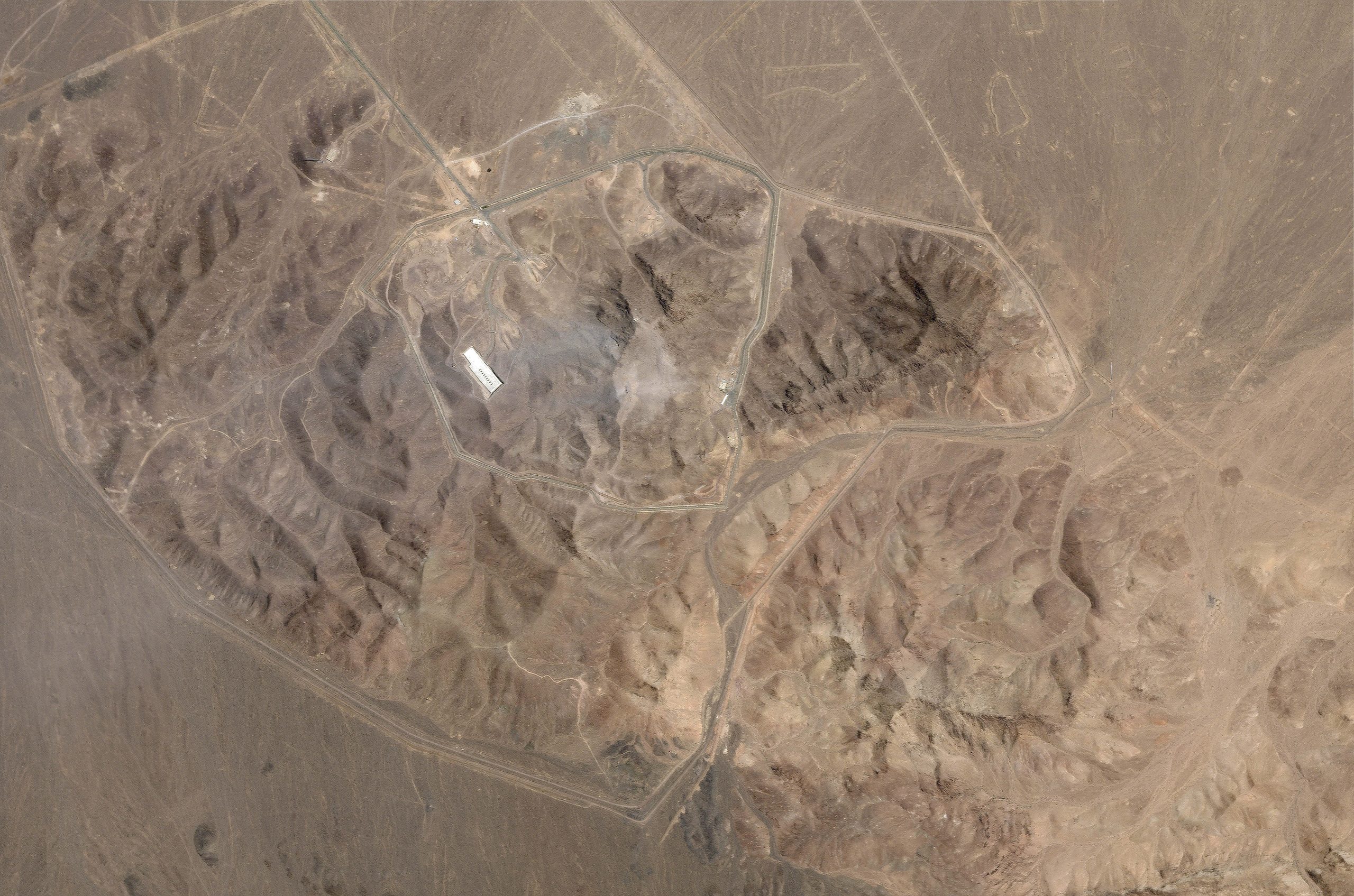 Imagens mostram instalação nuclear de Fordow, no Irã, após ataque dos EUA; VEJA