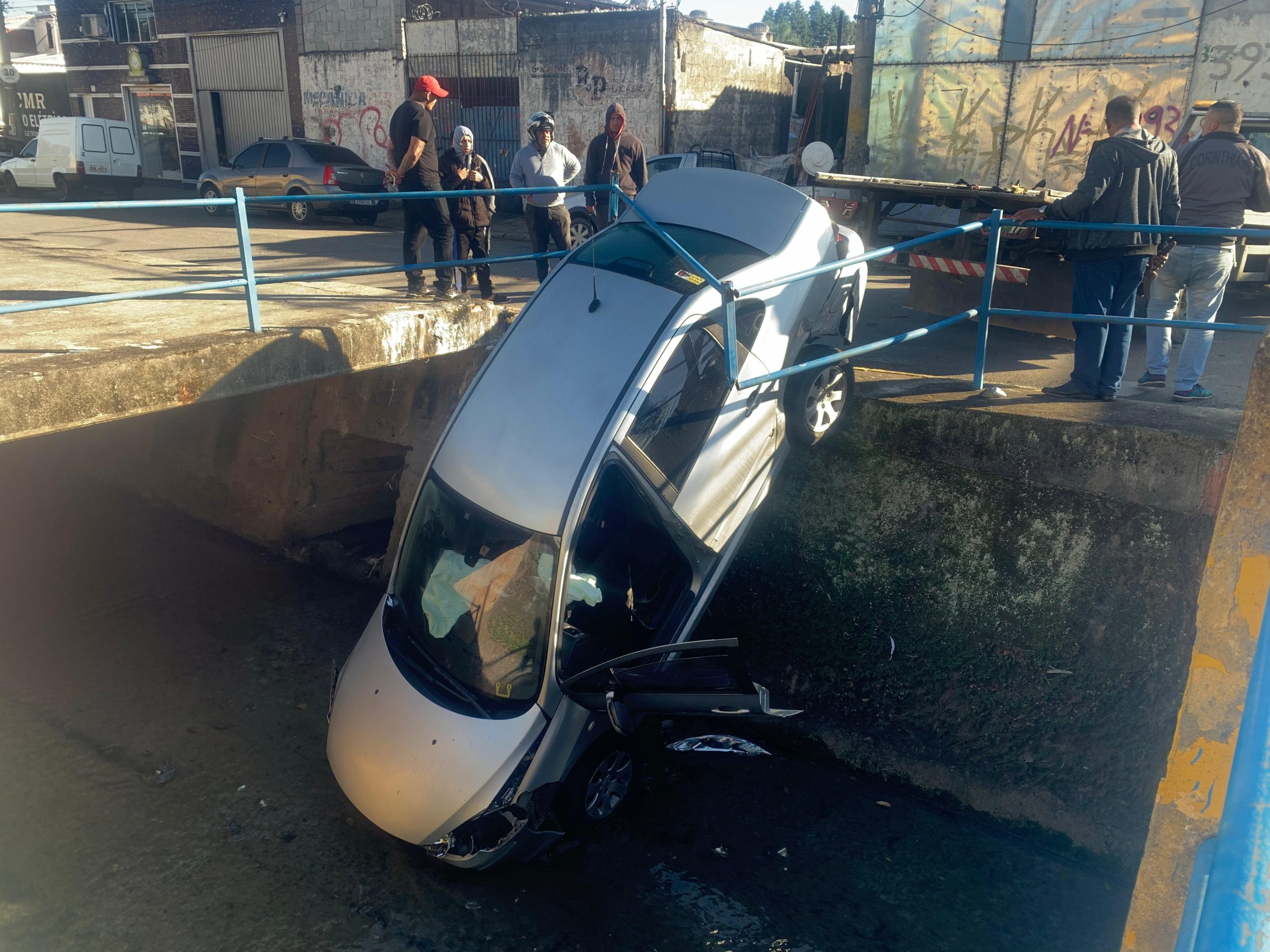 Carro cai em córrego em Mogi das Cruzes